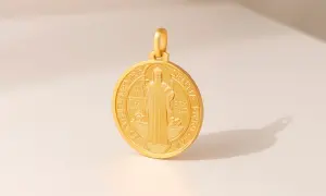 Medalla de San Benito, un símbolo de fe y protección, como una cadena virgen del carmen.