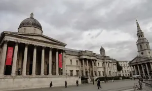 Trafalgar Square w Londynie z widokiem na galerię narodową.