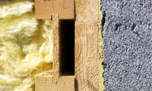 Przekrój ściany: z jednej strony puszysta wełna mineralna, z drugiej szary styropian, pośrodku drewniana konstrukcja.