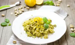 Makaron z pistacjami i orzeźwiającym, włoskim sosem na bazie bazylii. Cytrynowa skórka dodaje świeżości.