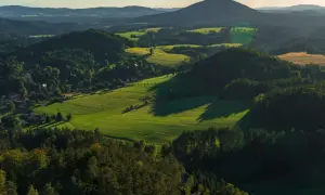 Malownicze krajobrazy Czech przy granicy: zielone pola, lasy i góry. Idealne miejsce na odkrywanie atrakcji.