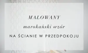 Malowany marokański wzór na ścianie w przedpokoju. Delikatny, geometryczny motyw dodaje elegancji.