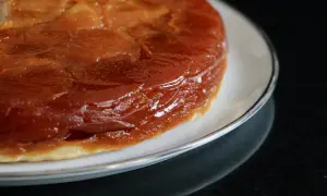 Une délicieuse tarte Tatin aux pommes caramélisées, prête à être dégustée. Une recette qui fait saliver !
