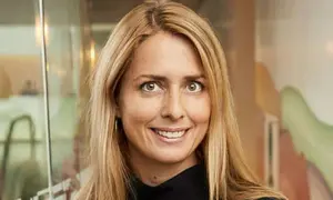 Helena Helmersson, VD för H&M, ler mot kameran. Hon har blont hår och bär en svart tröja.