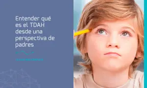 Un niño con TDAH puede llevar una vida normal. Un niño mira hacia arriba pensativo, con un lápiz cerca de su frente.