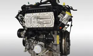 Silnik 1.5 EcoBoost, często chwalony w opiniach za dynamikę i oszczędność. Widoczny na zdjęciu z licznymi przewodami i elementami.