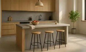 Cocina moderna con encimera microcemento, gabinetes de madera y taburetes.