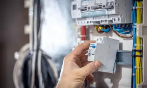 Jak wyciągnąć bezpiecznik bez ryzyka uszkodzenia instalacji elektrycznej