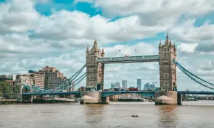 Tower Bridge w Londynie, z czerwonym autobusem na moście. Ciekawe fakty o tym ikonicznym miejscu czekają na odkrycie!