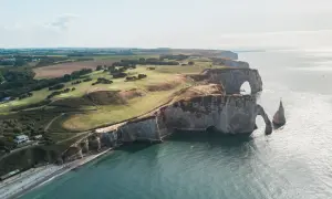 Etretat, Normandia: klify, łuki skalne i plaża. Jedno z najpiękniejszych miejsc we Francji, z polem golfowym na szczycie.