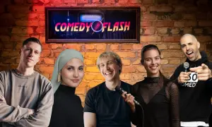Fünf Comedians stehen vor einer Backsteinwand mit dem "COMEDY FLASH" Neonlicht. Lachen garantiert bei dieser Comedy-Show in Berlin!