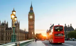Solnedgång över London med Big Ben och röda dubbeldäckare. Här är några fakta om London.