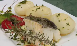 Filete de bacalao desalado con patatas, espárragos y romero. Descubre las propiedades del bacalao desalado en este plato.