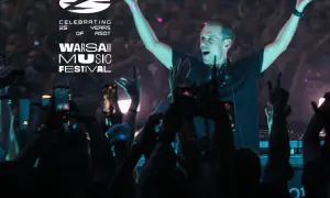 Armin van Buuren na festiwalu w Warszawie, świętując 25 lat ASOT. Tłum szaleje, telefony w górze.