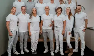 Teamfoto von Liebscher & Bracht. Die meisten tragen weiße Poloshirts und graue Hosen. Keine negativen Erfahrungen hier, nur ein motiviertes Team!