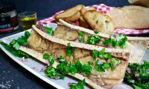 Gegrillte Markknochen mit Petersilie und geröstetem Brot. Ein köstliches Markknochen Rezept für Genießer.
