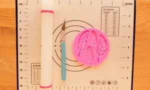 Jak przykleić ozdoby z masy cukrowej? Sprawdzone metody i porady