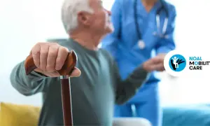 Anziano con bastone, assistito da un infermiere, affronta la difficoltà a camminare dovuta a problemi di neurologia.