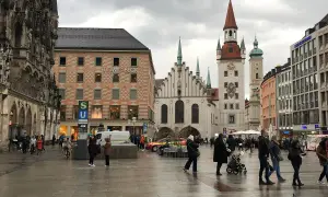 Menschen auf dem Marienplatz in München, ideal für eine free walking tour deutsch.