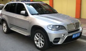 BMW X5 E70 facelifting: Kiedy i jak rozpoznać wersję LCI?