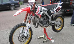 Honda CR 85: Ile koni? 25 KM i co jeszcze musisz wiedzieć!