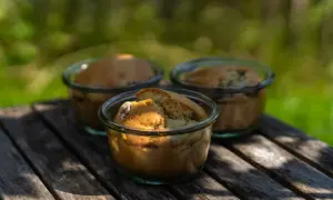 Drei Gugelhupf-Muffins im Weck Glas (280 ml) auf Holztisch. Ein einfaches Rezept für den Sommer.