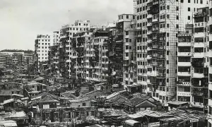 Gęsto zabudowane, wielopiętrowe budynki i niskie domy tworzą labirynt w Kowloon Walled City.