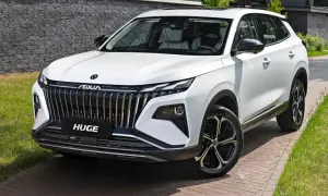 Nowe chińskie auta w Polsce: biały SUV Aeolus z imponującym grillem i napisem "HUGE" na tle nowoczesnego domu.