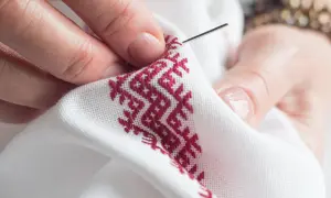 Jak wyszywać na ubraniach: proste techniki i materiały dla początkujących