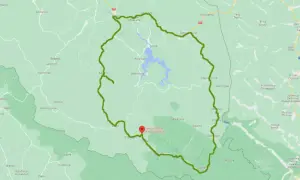 Mapa z zaznaczoną trasą Wielka Pętla Bieszczadzka, prowadzącą przez malownicze tereny górskie i wzdłuż Jeziora Solińskiego.