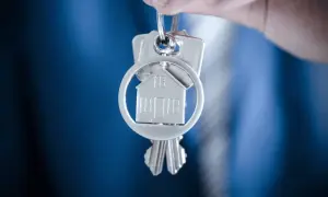 Klucze z breloczkiem w kształcie domu, symbolizujące zasiedzenie po 10 latach.