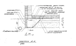 Detaljerad ritning av en betongplatta på mark konstruktion med isolering, dränering och sockel.