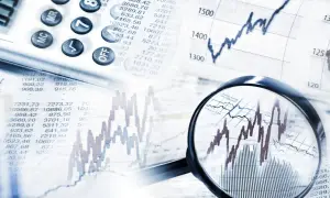 Analiza wykresów i tabel finansowych, kalkulator i lupa wskazują na analizę obligacji korporacyjnych emisji.