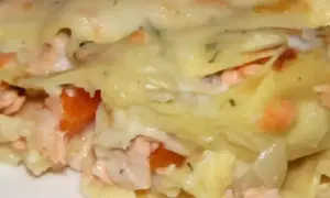 Lasagne saumon épinard, une couche de pâtes généreuse garnie de saumon rose et d'épinards, le tout nappé d'une sauce crémeuse et de fromage fondant.