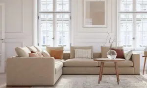En ljus och luftig salong med en bekväm hörsoffa i beige tyg, perfekt för vardagsbruk tack vare sin höga martindale skala.