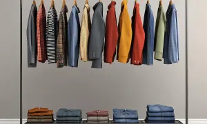 Eine Garderobe mit einer Auswahl an Hemden, Jacken und Jeans – perfekt für eine Capsule Wardrobe für Männer.