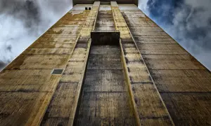 Betonowa wieża pnie się ku niebu, przypominając o wieży Babel znaczenie - ludzką pychę i nieporozumienia.