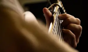 Jak trzymać gitarę elektryczną, aby uniknąć bólu podczas gry