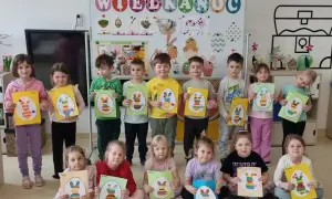 Dzieci z przedszkola prezentują swoje wielkanocne **pastiże** - kolorowe pisanki i zajączki.