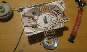 Jak założyć sprężynę szarpaka kosiarki? Poradnik DIY
