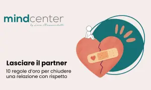 Cuore spezzato con cerotto, un piccolo omino seduto sopra. "Voglio lasciarlo ma ho paura di pentirmene" è il pensiero che accompagna questa immagine.