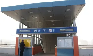 Na dworcu kolejowym mężczyzna sprawdza rozkład jazdy pociągów, szukając połączenia Kraków - Kielce. Peron 3.