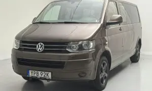 Brun Volkswagen Caravelle, en pålitlig begagnad familjebil redo för nya äventyr.