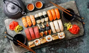 Wszystko, co jest potrzebne do sushi: ryby, ryż, nori, imbir, wasabi, sos sojowy i czajniczek.