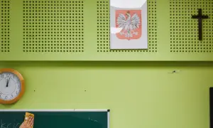 Zegar, godło Polski i krzyż na zielonej ścianie. Czy to zapowiedź powrotu do teokracji w szkole?