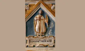 Rzeźba św. Lucifera, prezbitera, z palmą męczeństwa i kielichem. Nad nim dwa aniołki.