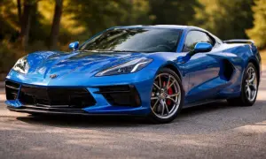 Błękitny Chevrolet Corvette Stingray z czerwonymi zaciskami hamulcowymi na tle drzew.