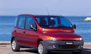 Czerwony Fiat Multipla, często uznawany za najbrzydsze auto na świecie, stoi nad morzem.