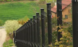 Jak ustawić słupki ogrodzeniowe na nierównym terenie bez błędów