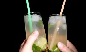 Pyszne drinki z wodą kokosową, które orzeźwią każdą imprezę